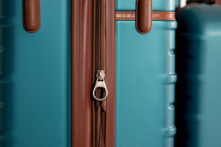 Nesses casos, a companhia aÃ©rea deve consertar a bagagem ou substituÃ­-la por outra equivalente. No caso de violaÃ§Ã£o, se for comprovado o dano, a empresa deve pagar uma compensaÃ§Ã£o ao ageiro.