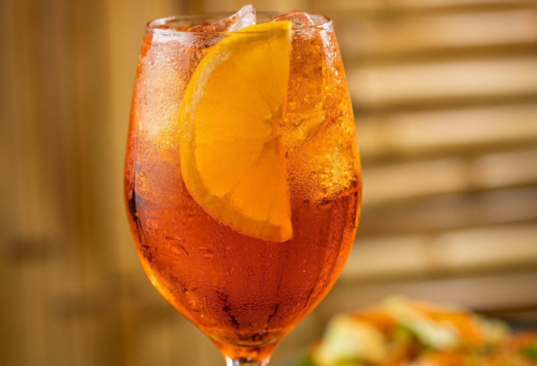 O Aperol Spritz é um dos drinques do momento no país. Bem refrescante, ele leva Aperol, espumante seco, água com gás e é finalizado com rodelas de laranja.-Victor Schwaner/Divulgação
