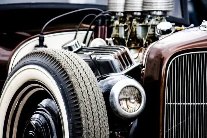 Durante as décadas seguintes, a indústria automotiva continuou a evoluir rapidamente. Os anos 1920 e 1930 viram o surgimento de novos estilos de carroceria, motores mais potentes e inovações como freios hidráulicos e suspensões independentes. 