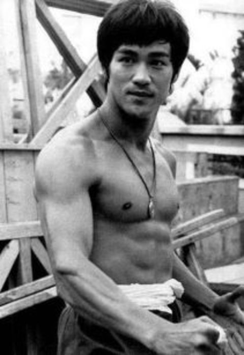 Bruce Lee (1940-1973): Lee estava filmando um filme chamado “Jogo da Morte” em Hong Kong quando morreu. Em 2022, pesquisadores levantaram a hipótese de que a causa de sua morte pode ter sido uma "incapacidade do rim de excretar o excesso de água" que ele havia bebido.
