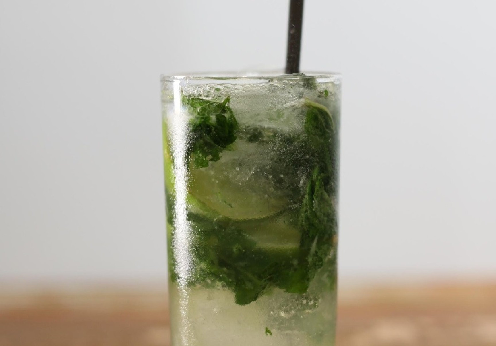 A caipirinha é um clássico do Brasil. A de limão, uma das mais amadas, é feita com cachaça, açúcar e limão.-Drinks Cervejeiros/Divulgação