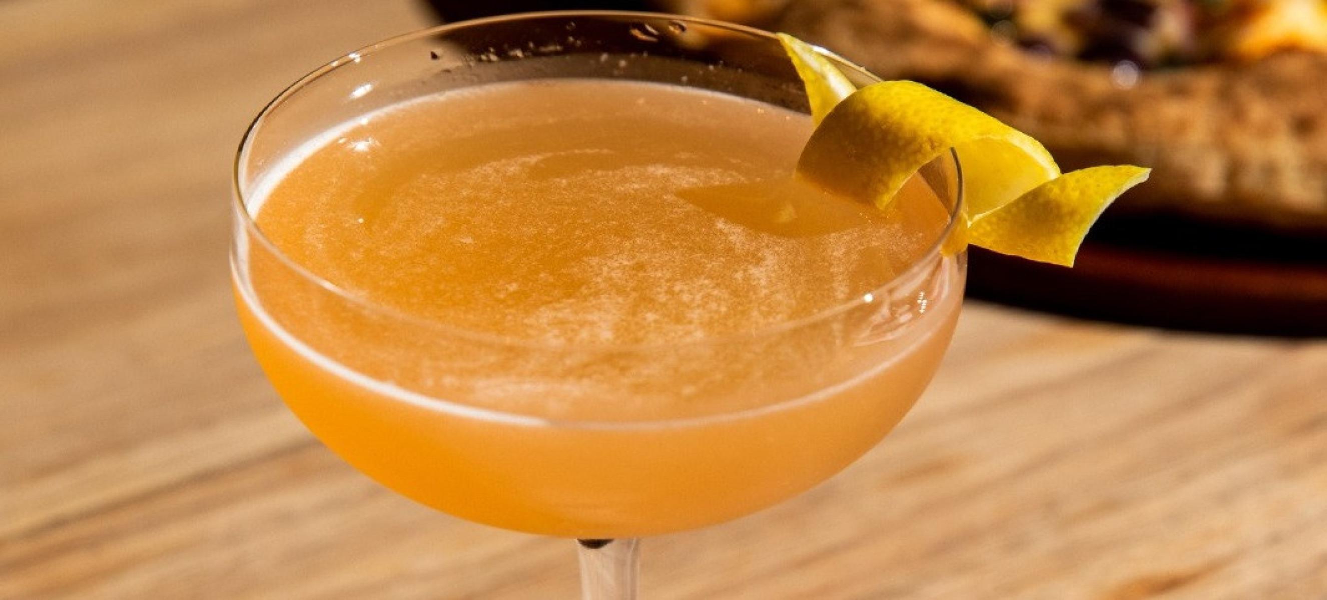 
O Cosmopolitan, destaque na série Sex and The City, é feito com vodca, cointreau, suco de cranberry, suco de limão e finalizado com uma fatia de casca de laranja-Studio Tertúlia/Divulgação