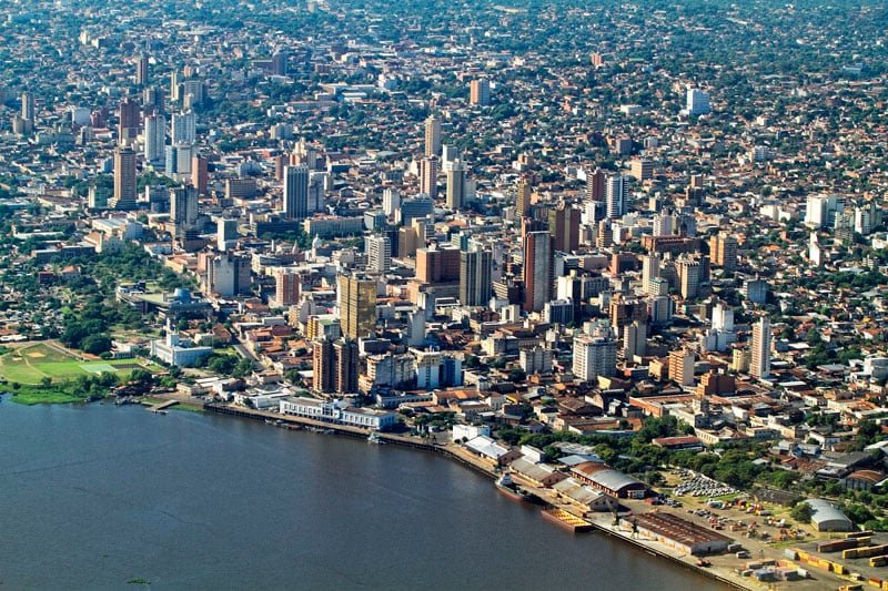 Paraguai: US$ 359,60 - No paÃ­s vizinho do Brasil, o salÃ¡rio mÃ­nimo atual Ã© de 2.798.309 guaranis.
