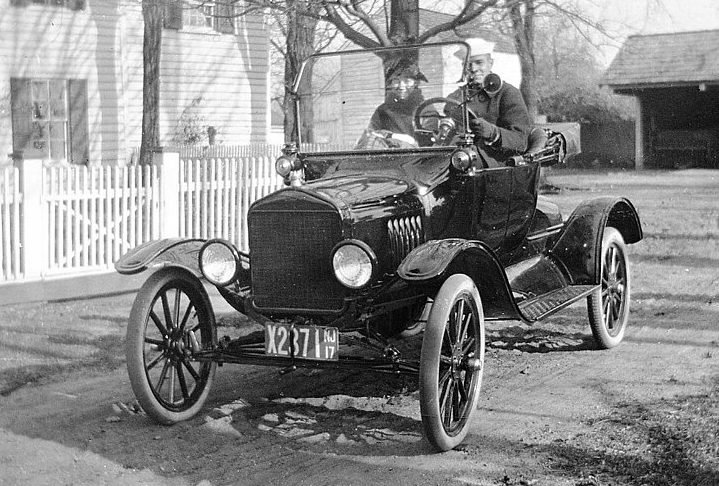 Henry Ford introduziu a linha de montagem em suas fábricas em 1913, o que permitiu a produção em larga escala do Modelo T, que extremamente popular devido ao seu preço acessível.