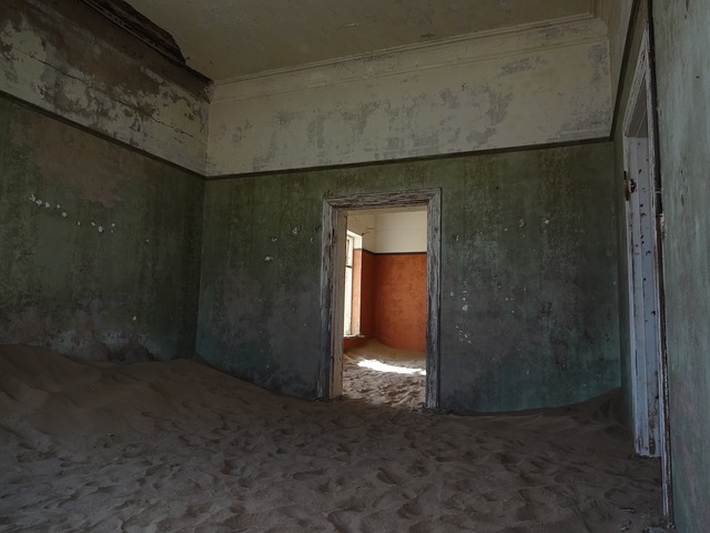Mas, com o esgotamento das jazidas, a cidade foi abandonada. E a areia do deserto invadiu o lugar. Casas, empresas, tudo foi tomado pela areia do deserto. 