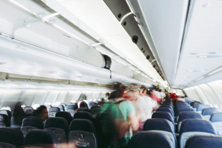 Outra dica é: se você estiver viajando para uma ocasião especial, como um casamento ou uma festa, leve a roupa do evento na bagagem de mão.