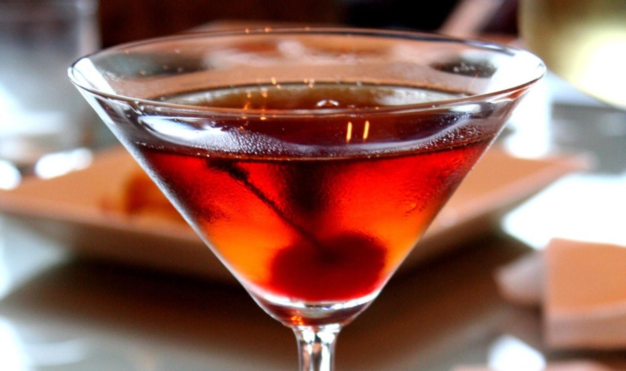 O Manhattan leva uísque, vermute tinto e angostura. É finalizado com uma cereja em conserva.-Graeme Maclean/Flickr