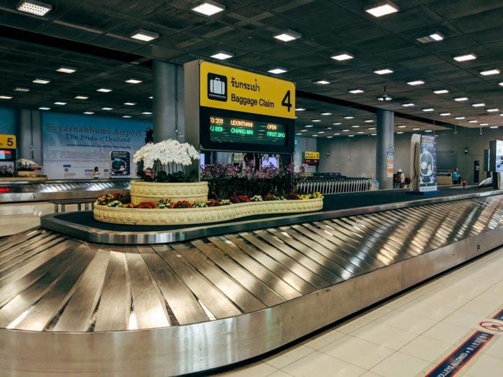 Caso note que sua mala não está na esteira rolante, procure o balcão da companhia aérea no aeroporto. Lá, registre uma ocorrência.