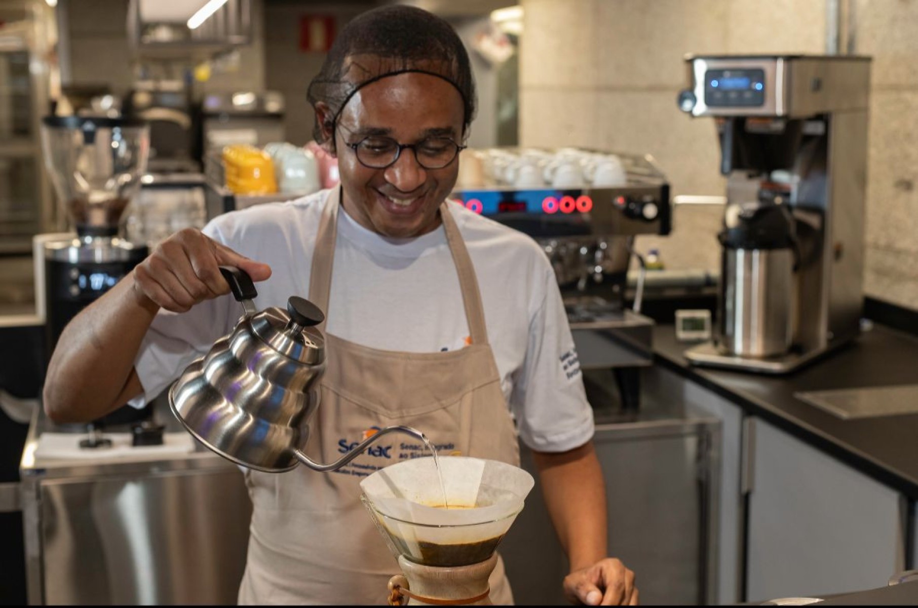 Osnei Cesarino prepara um café coado com a Chemex Osnei Cesarino prepara um café coado com a Chemex