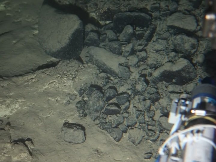 Cerca de 40 milhões de anos atrás, houve um último período de atividade vulcânica na parte oeste da elevação. Foi nessa região, onde a lava se solidificou, que os cientistas descobriram a argila vermelha.