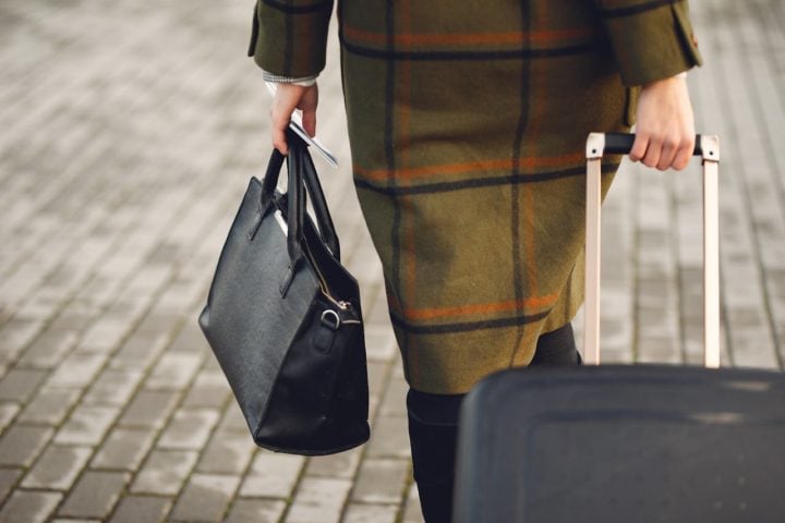 Ainda assim, alguns cuidados podem ser tomados para evitar problemas com as malas. Um deles é levar na bagagem de mão itens essenciais como remédios, produtos de higiene pessoal, uma muda de roupa e objetos valiosos como dinheiro, joias e eletrônicos.