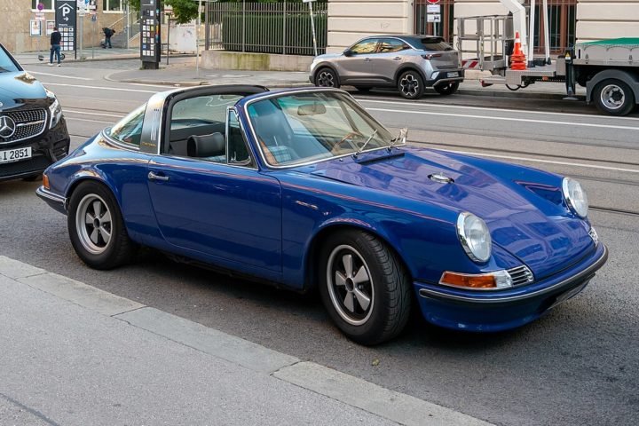 Porsche 911 (1963): Um ícone alemão que definiu o conceito de carro esportivo por décadas, o 911 é admirado por seu design atemporal, desempenho excepcional e manuseio preciso.