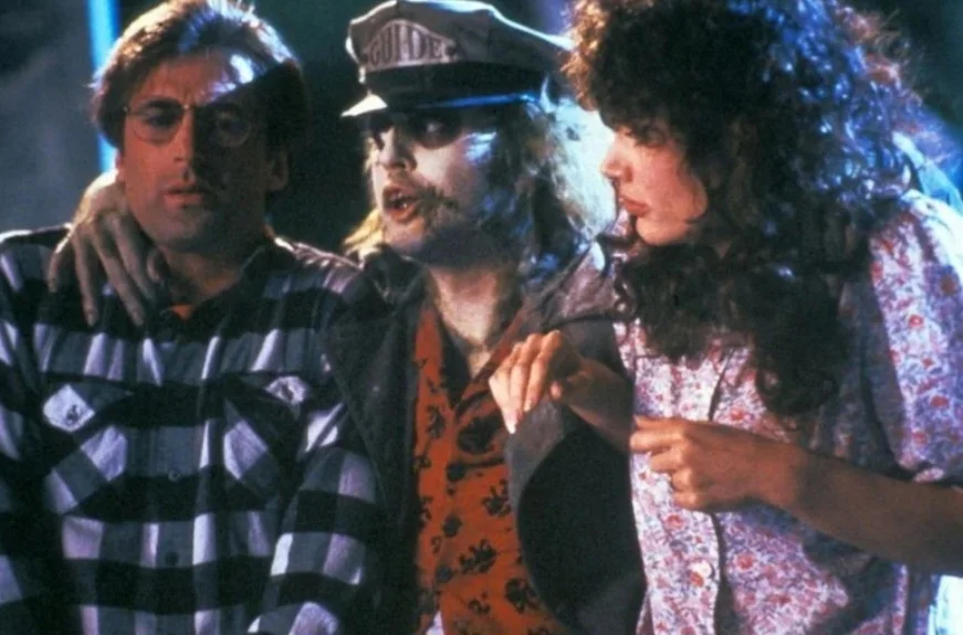O orçamento de Beetlejuice foi de US$ 15 milhões, com apenas US$ 1 milhão entregue ao trabalho de efeitos visuais. Considerando o alcance dos efeitos, que incluíam stop motion, animação de substituição, maquiagem protética, marionetes e tela azul.