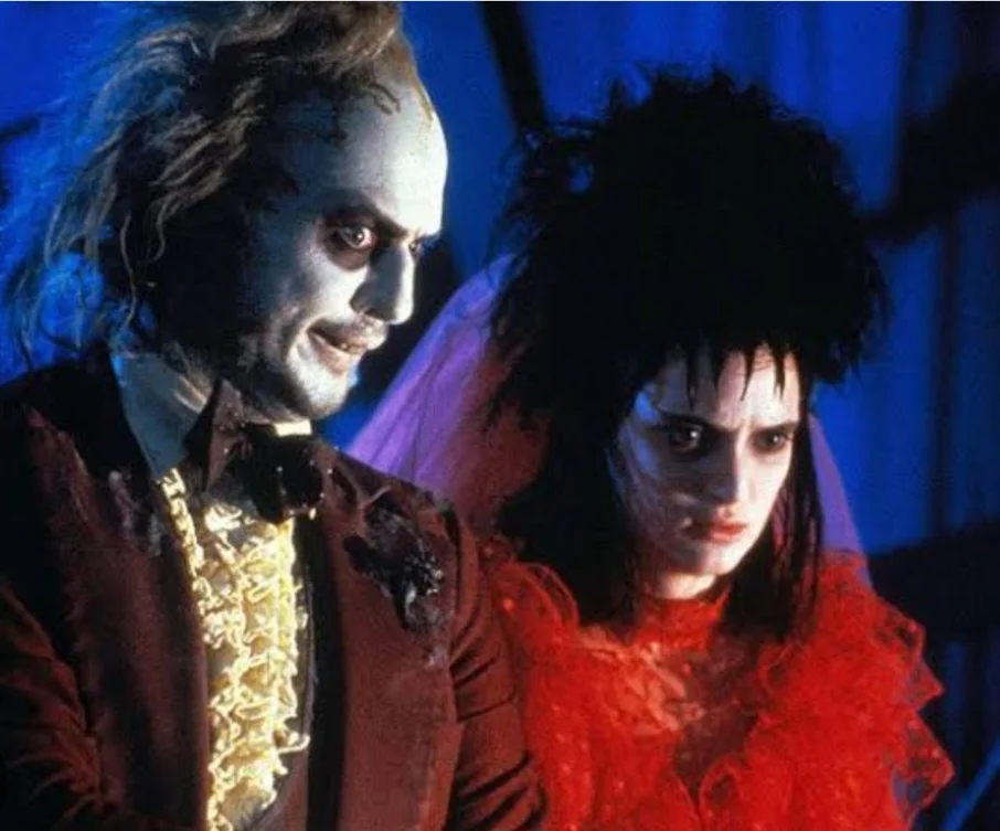 Além de Michael, a atriz Winona Ryder também está na continuação e resgata mais um personagem vivido no primeiro filme, em 1988: Lydia Deetz, capaz de interagir com o mundo dos mortos. 
