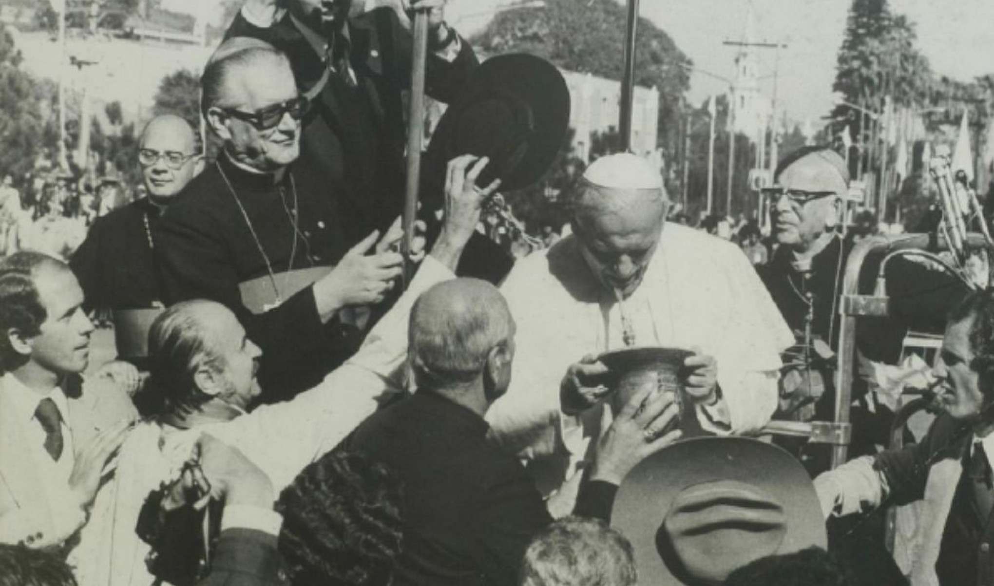 A inspiração veio de uma foto do Papa João Paulo II tomando chimarrão, durante visita ao Brasil em 1980. 
-Reprodução
