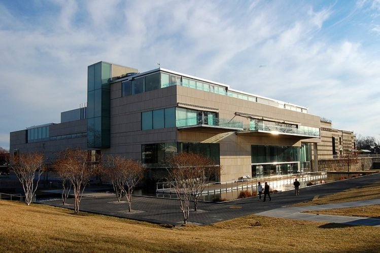 Também é um ótimo lugar para quem quer aprender mais sobre a história dos Estados Unidos. Lugares legais para visitar são o Virginia Museum of Fine Arts (VMFA), o Hollywood Cemetery (onde alguns ex-presidentes estão enterrados) e o Museu da Confederação.