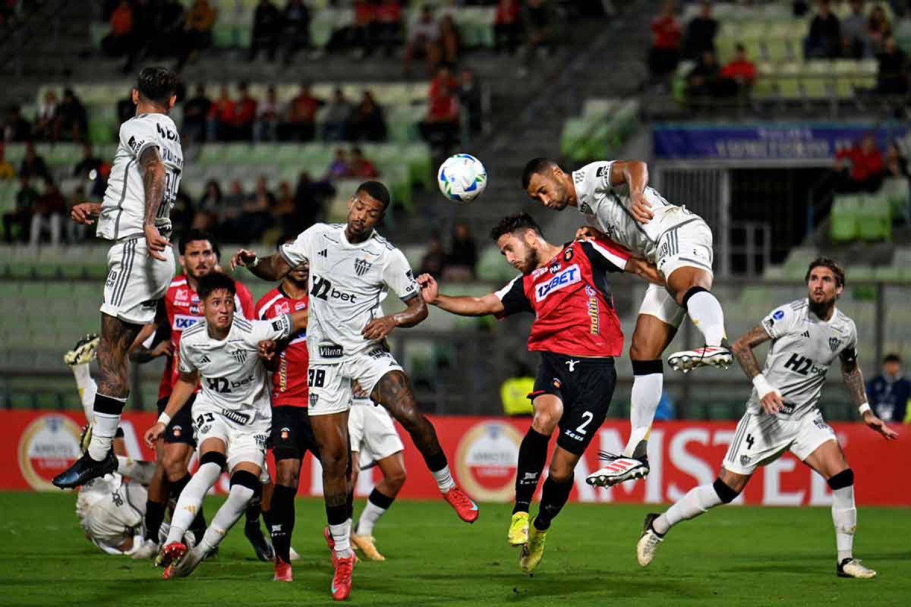 Após vencer o Botafogo por 1 a 0, pelo Brasileiro, Galo voltou a decepcionar, e não passou do empate por 1 a 1 com o Caracas, pela Sul-Americana - (crédito: Juan BARRETO / AFP) Após vencer o Botafogo por 1 a 0, pelo Brasileiro, Galo voltou a decepcionar, e não passou do empate por 1 a 1 com o Caracas, pela Sul-Americana - (crédito: Juan BARRETO / AFP)