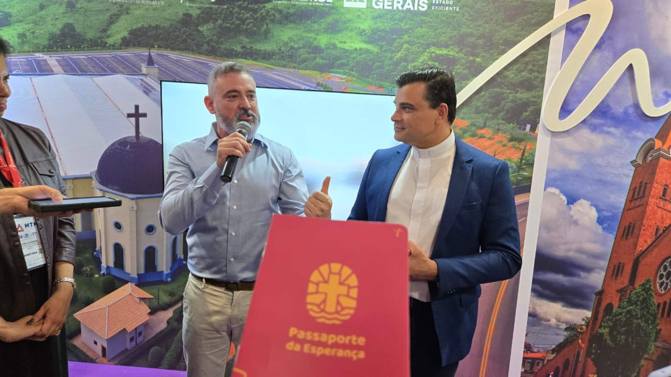 Secretário de Turismo Leônidas de Oliveira e o padre Wagner Calegário, reitor do Santuário Basílica Nossa Senhora da Piedade, lançaram o Passaporte da Esperança, na MTM-Carlos Altman/EM