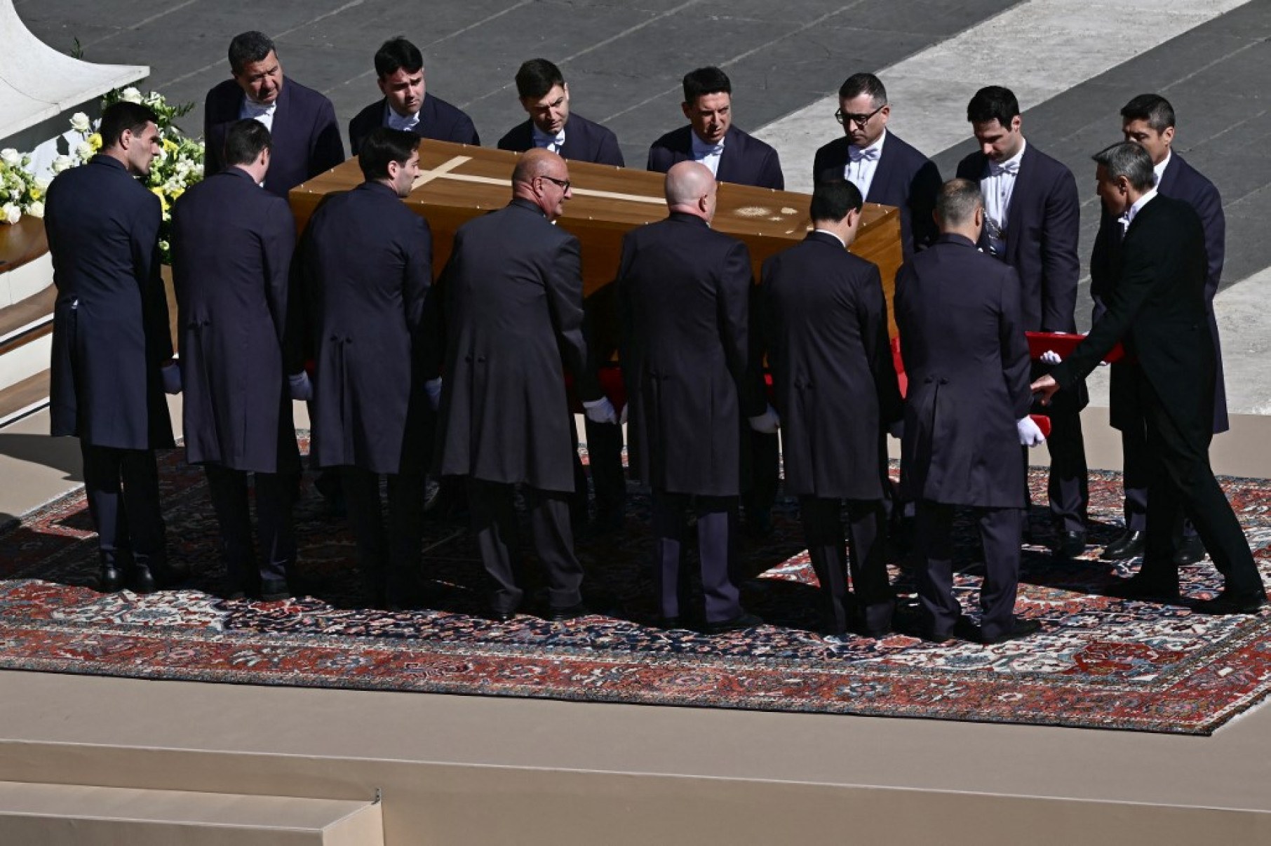 Carregadores levam o caixão durante a cerimônia fúnebre na Praça de São Pedro-Filippo MONTEFORTE / AFP