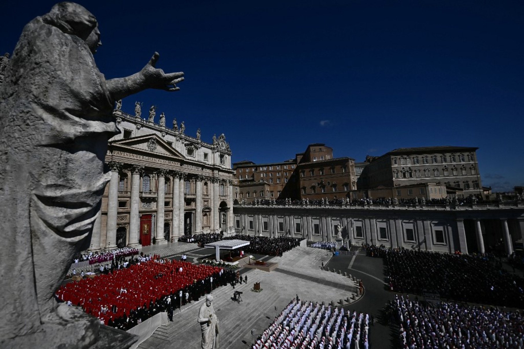 Gárgula observando a cerimônia fúnebre do Papa Francisco na Praça de São Pedro      - Filippo MONTEFORTE / AFP