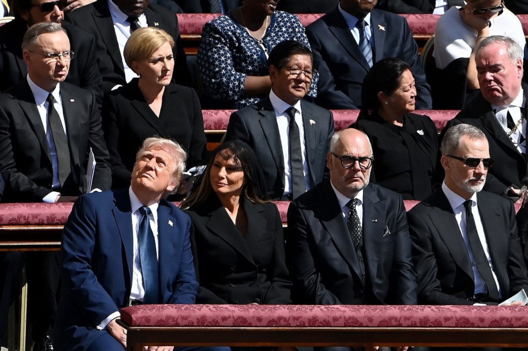 (1ª FILEIRA - DA E PARA A dir.) O presidente dos EUA, Donald Trump, e sua esposa, Melania Trump, o presidente da Estônia, Alar Karis, o rei da Espanha, Felipe VI, (2ª FILEIRA) O presidente da Polônia, Andrzej Duda, e sua esposa, Agata Kornhauser-Duda, o presidente das Filipinas, Ferdinand Marcos Jr., e a primeira-dama, Liza Araneta Marcos
      -Isabella BONOTTO / AFP
