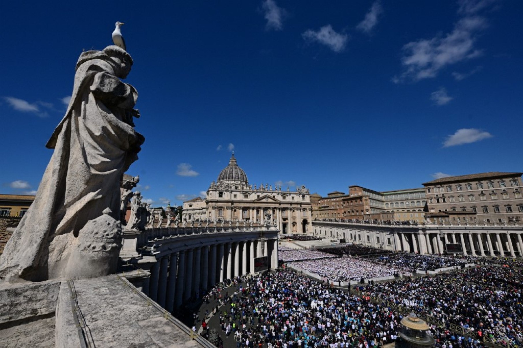 Fiéis comparecem à cerimônia fúnebre do Papa Francisco na Praça de São Pedro, no Vaticano-Tiziana FABI / AFP