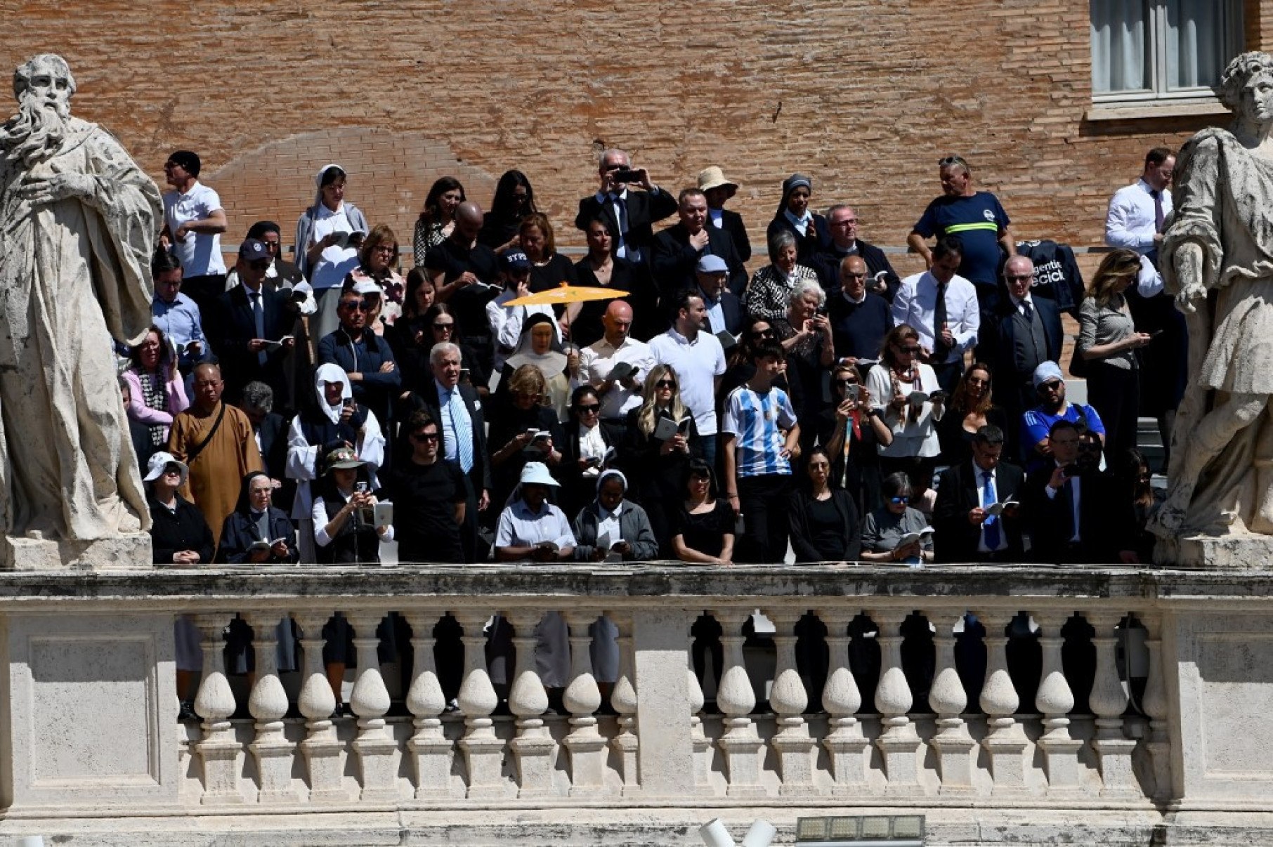 Fiéis choram a morte do papa-Isabella BONOTTO / AFP