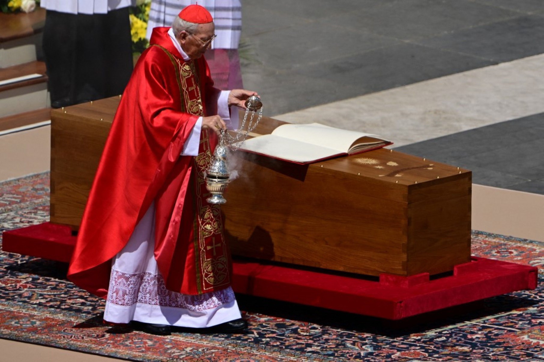 O cardeal italiano Giovanni Battista Re abençoa o caixão do Papa Francisco -Tiziana FABI /  AFP