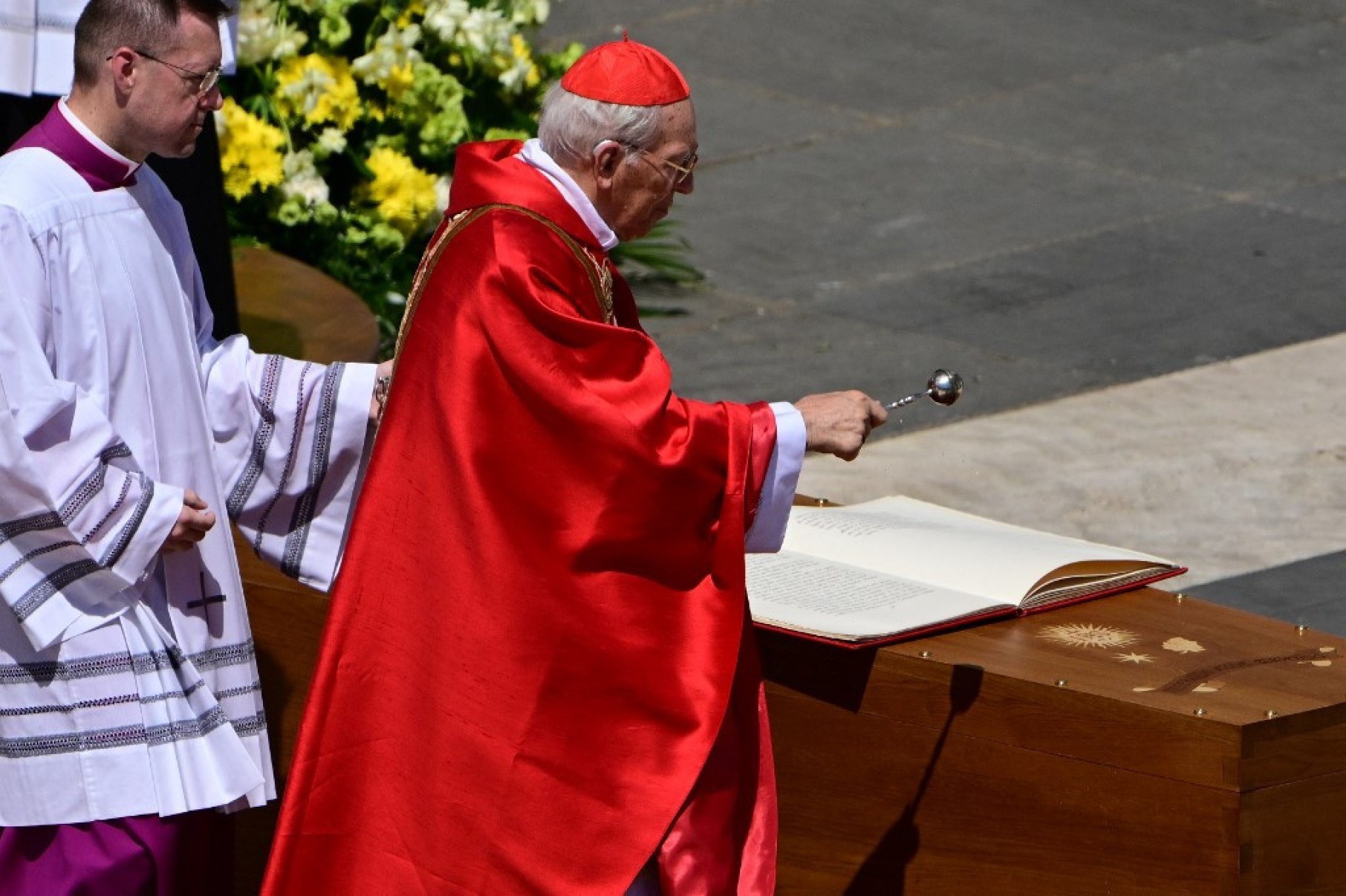 O cardeal italiano Giovanni Battista Re abençoa o caixão do Papa Francisco       - AFP