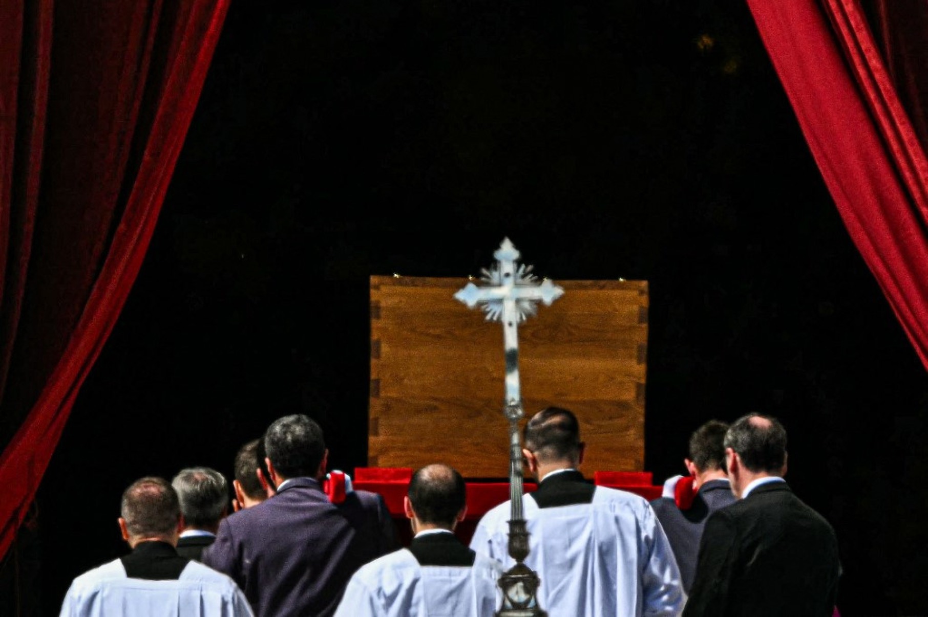 Carregadores levam o caixão do falecido Papa Francisco, seguidos por membros do clero      -Andreas SOLARO / AFP