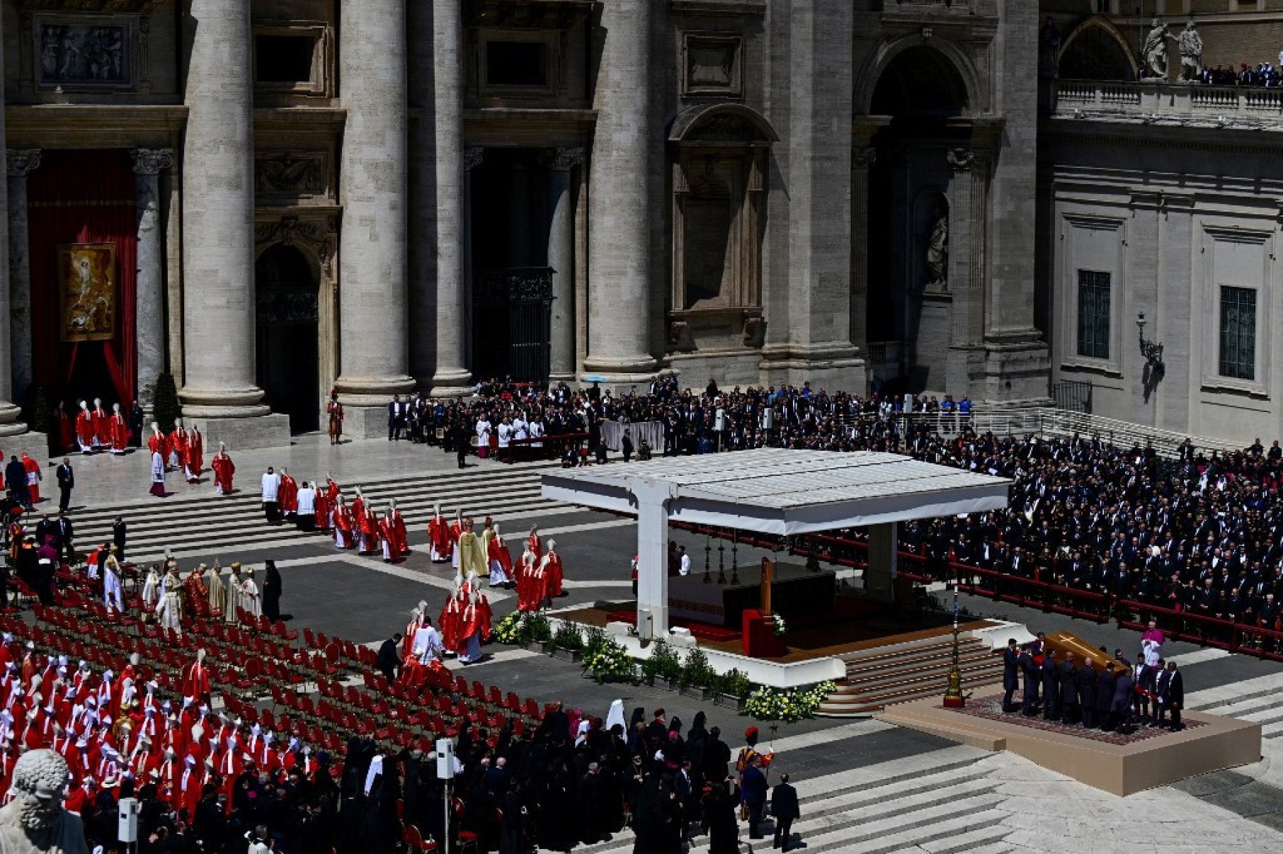 Carregadores levam o caixão do Papa Francisco dentro da Basílica de São Pedro, no final da missa da cerimônia fúnebre -Tiziana FABI / AFP