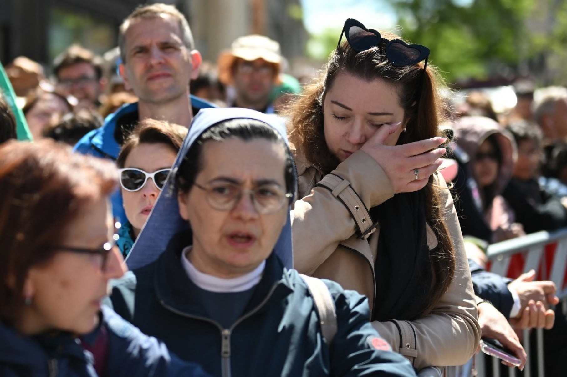 Mulher chora em último adeus ao papa-Piero CRUCIATTI / AFP