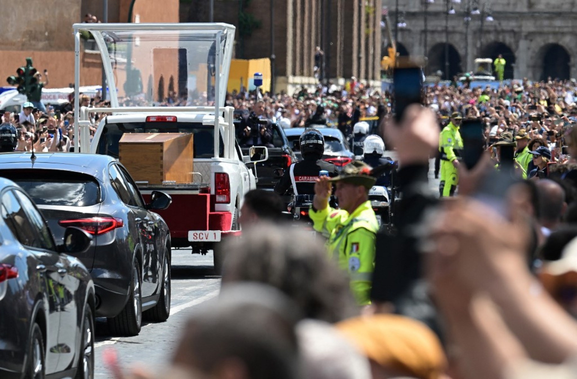 Pessoas se reúnem ao longo da Via dei Fori Imperiali enquanto o caixão do Papa Francisco é transportado da Basílica de São Pedro para a Basílica de Santa Maria Maggiore- AFPDamien MEYER / AFP