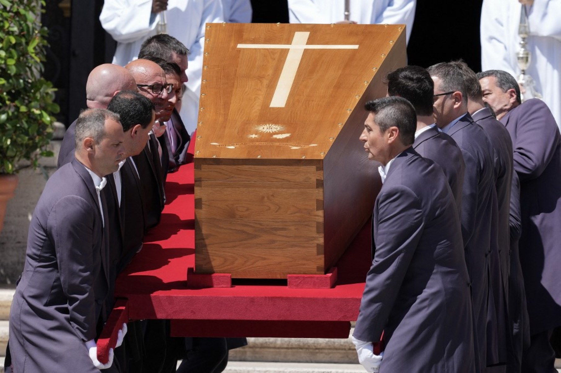 Carregadores levam o caixão do falecido Papa Francisco para a Basílica de Santa Maria Maggiore, seu local de descanso final-Stefano Costantino / AFP