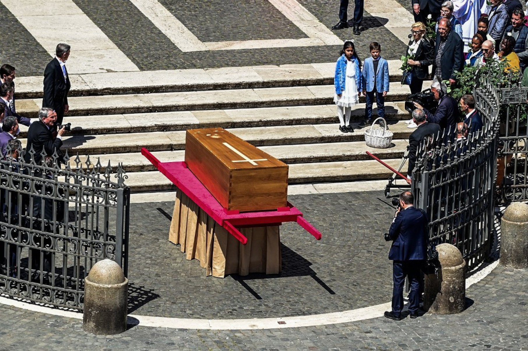 Caixão de Francisco antes de entrar na Basílica de Santa Maria Maggiore      - Piero CRUCIATTI / AFP