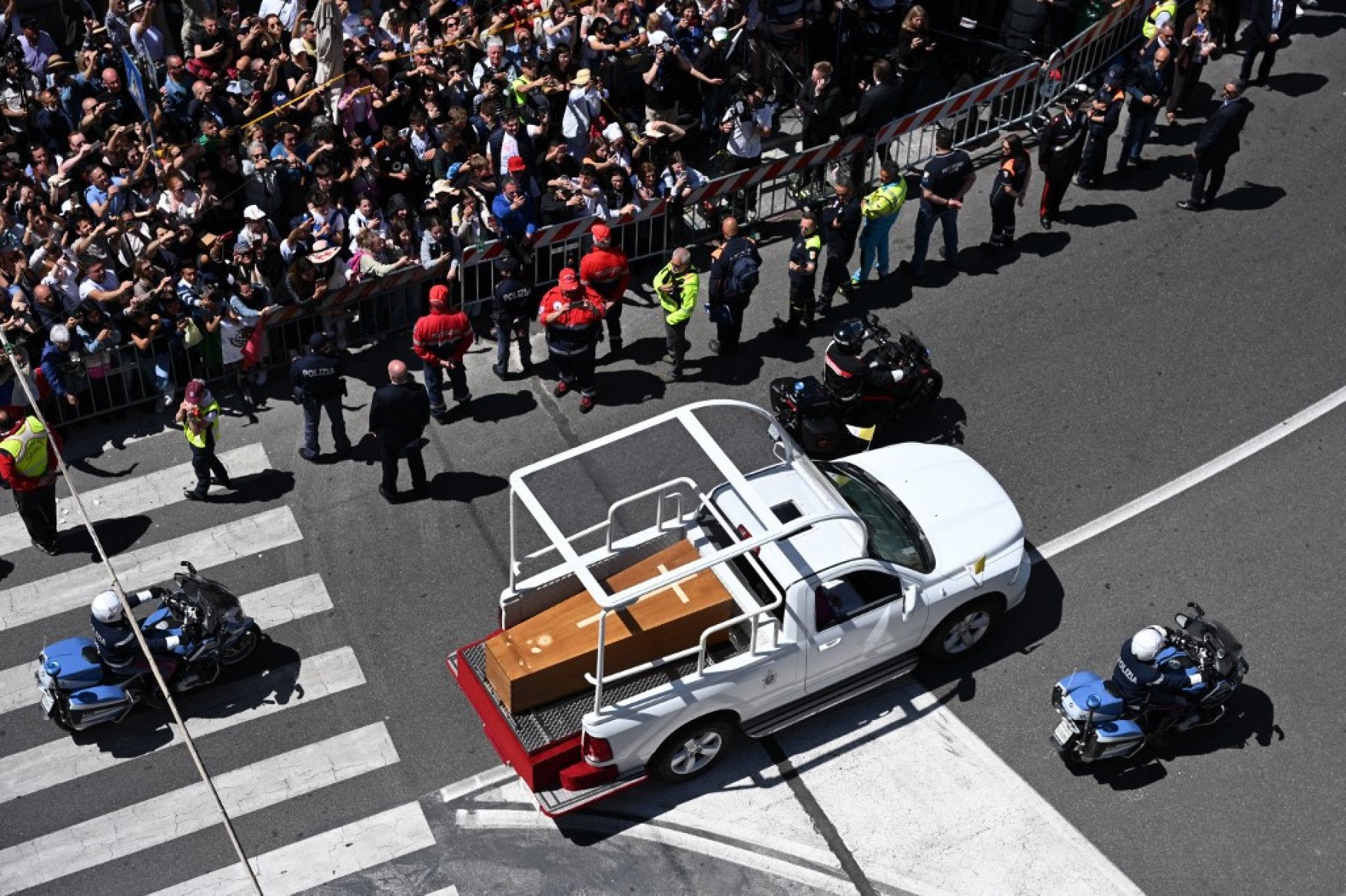 Fiéis se reúnem ao longo do trajeto enquanto o caixão do Papa Francisco é transportado da Basílica de São Pedro para a Basílica de Santa Maria Maggiore no papamóvel      -Piero CRUCIATTI / AFP