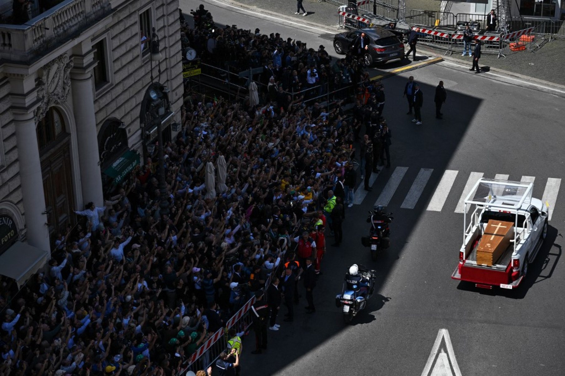 Fiéis se reúnem ao longo do trajeto enquanto o caixão do Papa Francisco é transportado da Basílica de São Pedro para a Basílica de Santa Maria Maggiore no papamóvel            -Piero CRUCIATTI / AFP