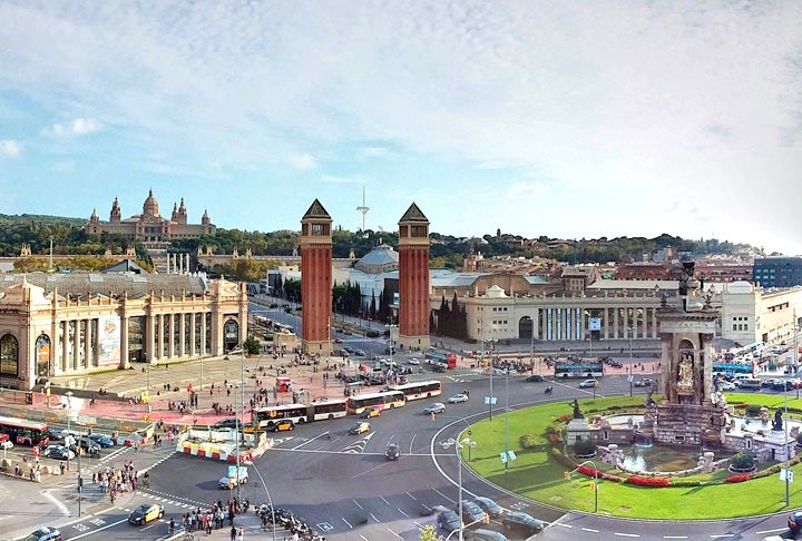 A arquitetura é um dos elementos mais notáveis da cidade. Tanto que algumas das obras foram consideradas ‘Patrimônio Mundial’ pela Unesco como a ‘Casa Batlló’ e ‘Casa Millá’. 