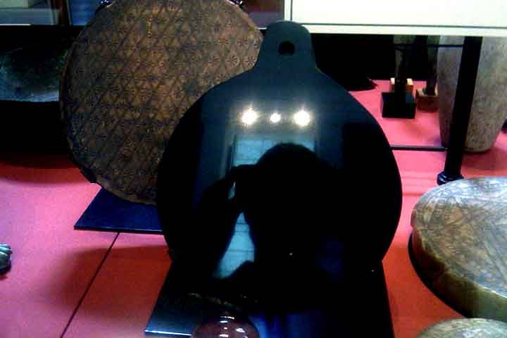 Egito Antigo: Os egípcios usavam espelhos de obsidiana e taças de água para tentar ver imagens ou mensagens divinas.