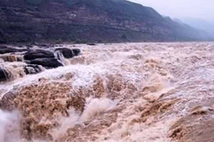 Apesar de sua importância histórica e cultural, o Rio Amarelo também é conhecido como "A Tristeza da China" devido às catastróficas inundações que causou ao longo dos séculos.