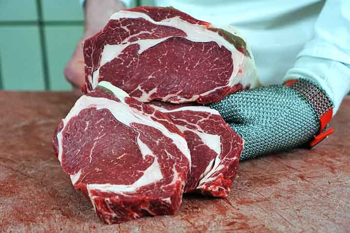 Um dos principais riscos de efeitos colaterais está relacionado ao consumo excessivo, que pode sobrecarregar os rins, especialmente se a ingestão de líquidos não for adequada. No entanto, é importante destacar que a ingestão excessiva de qualquer tipo de proteína pode causar esse tipo de problema.