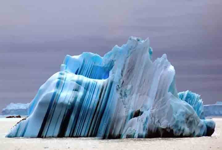 Icebergs listrados e coloridos: Esses icebergs ornamentados surgem quando pedaços de gelo de água doce encontram o gelo da água do mar. 