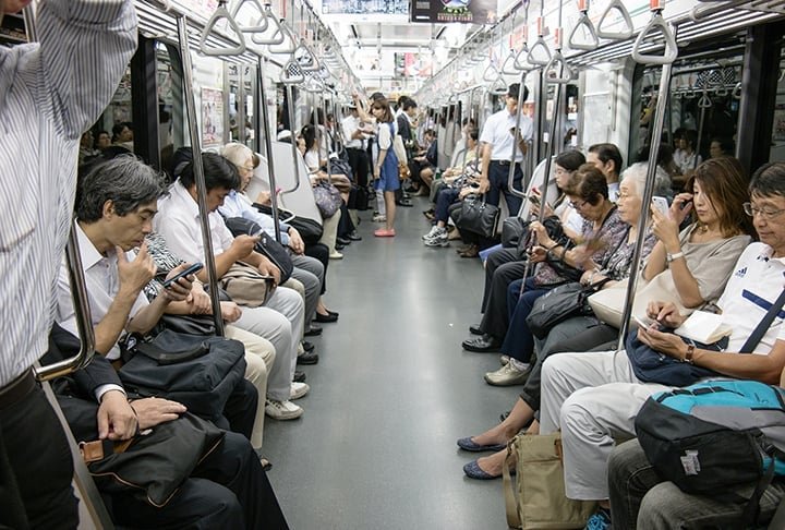 Os japoneses valorizam muito o silêncio. Nos transportes públicos lotados, como trens e ônibus, esse comportamento é presente. 

