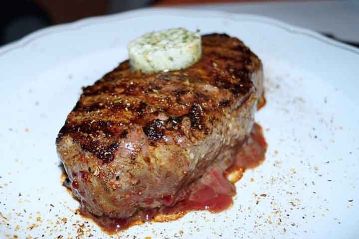 Uma dose tÃ­pica de whey protein pode fornecer a mesma quantidade de proteÃ­na que um bife de carne bovina ou quatro ovos, sendo uma opÃ§Ã£o conveniente para quem tem uma rotina agitada.