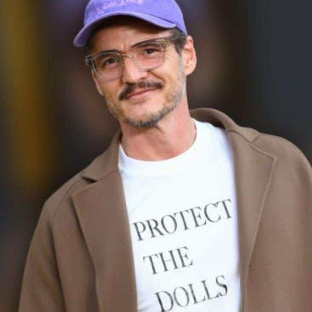 Descubra o Significado por trás da Camiseta 'Protect the Dolls', o Último Fenômeno entre as Celebridades