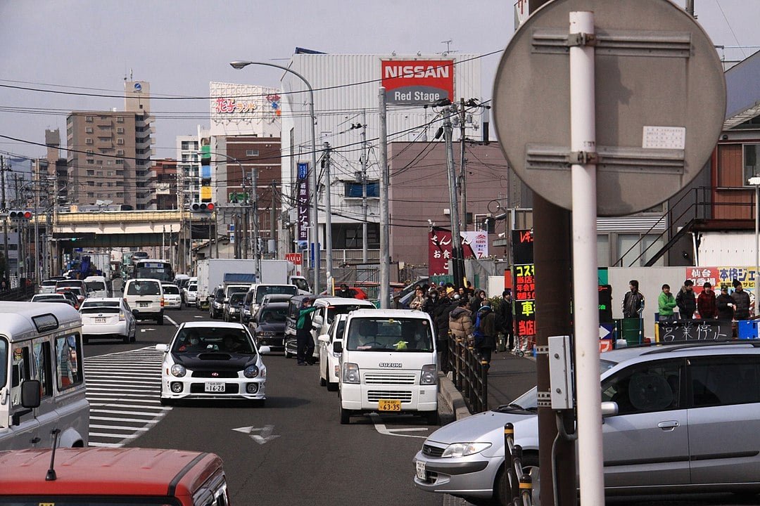 A presença de pessoas munidas de alto-falantes para orientar os transeuntes soma-se ao barulho perturbador do trânsito.

