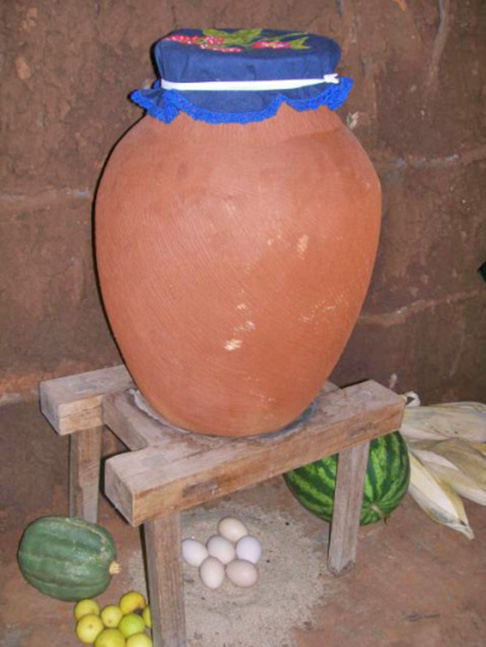 O matka lembra a moringa de barro,  recipiente feito de argila ou cerâmica, destinado ao armazenamento e resfriamento de água, muito utilizado em áreas rurais do Brasil. Alguns indianos - e também brasileiros - usam um pano umedecido sobre o pote de barro para ajudar a manter a temperatura baixa. 