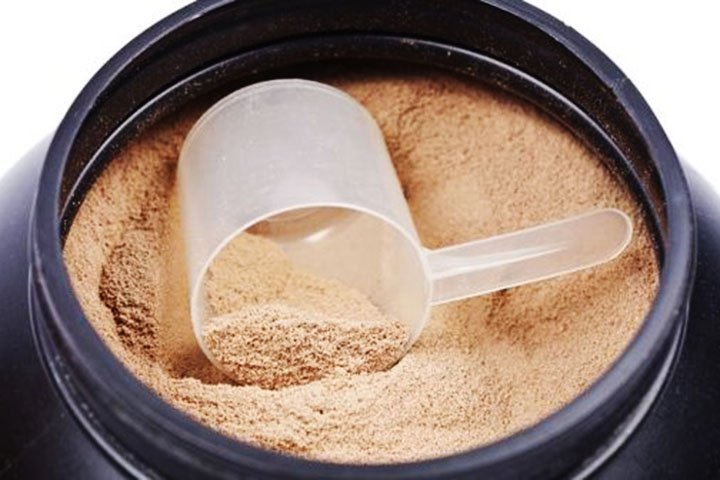 Derivado do soro do leite, o whey protein é um suplemento popular entre aqueles que buscam ganhar massa muscular ou complementar a ingestão de proteína na dieta. 