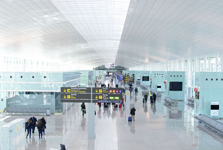 O aeroporto Josep Tarradellas-El Prat atende toda a região da Catalunha, recebendo voos de diversas partes do mundo. Mais de 41 milhões de passageiros  passaram pelo terminal em 2022. 