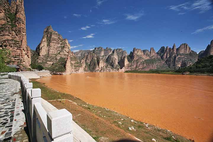 O rio é chamado de "Amarelo" devido à grande quantidade de sedimentos de loess, uma fina poeira amarela, que ele carrega ao longo de seu curso.